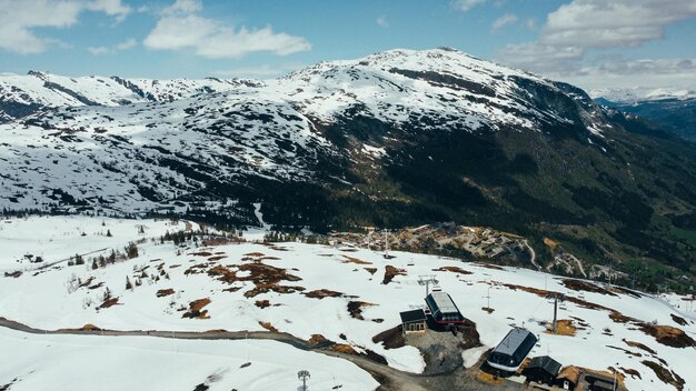 Foto montagne innevate della norvegia neve nelle montagne riposo in inverno