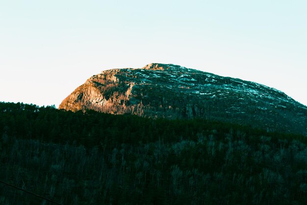 Foto montagne innevate della norvegia neve nelle montagne riposo in inverno