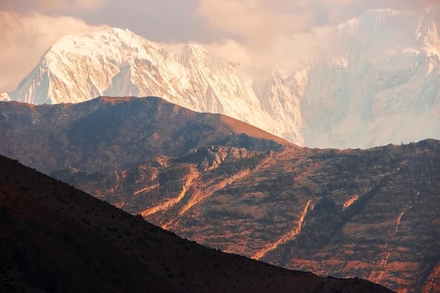 Снежные вершины на закате в гималайских горах непальское королевство мустанг