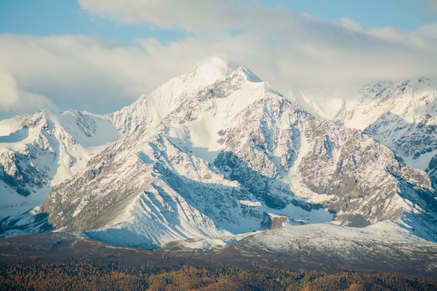 写真 セヴェロ-チュイスキー山脈の雪に覆われた山頂。