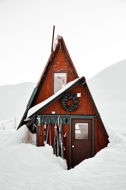 Photo snowy red ski chalet in snowy mountains during winter