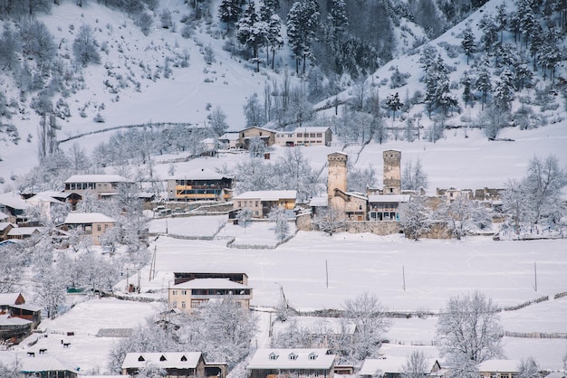 Снежная и солнечная горная старая деревня