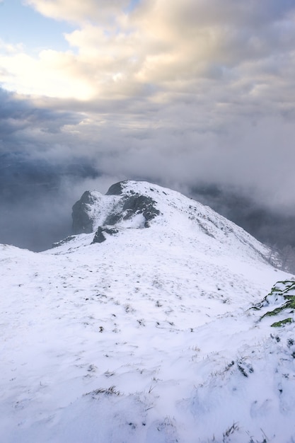 Vista innevata dalla cima del monte aiako harriak nei paesi baschi.