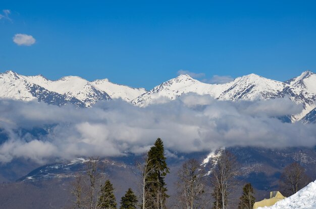 Снежный зимний пейзаж горнолыжного курорта, панорамный вид