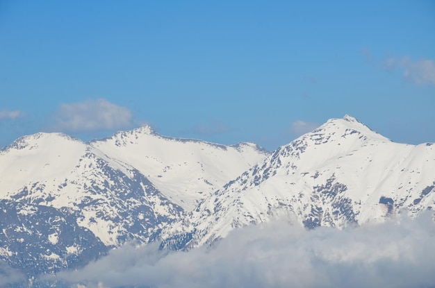 Снежный зимний пейзаж горнолыжного курорта, панорамный вид