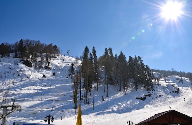 Снежный зимний пейзаж горнолыжного курорта, панорамный вид