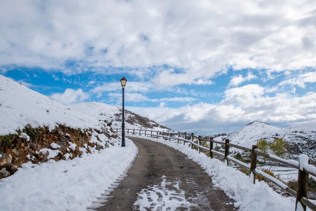 Paesaggio invernale innevato