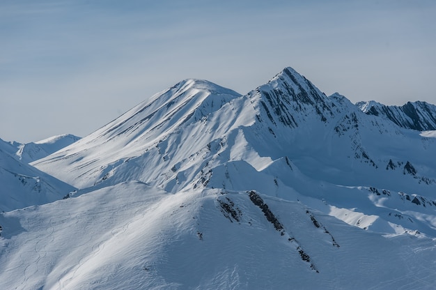 Снежные зимние горы в солнечный день. Кавказские горы, Грузия, от горнолыжного курорта Гудаури