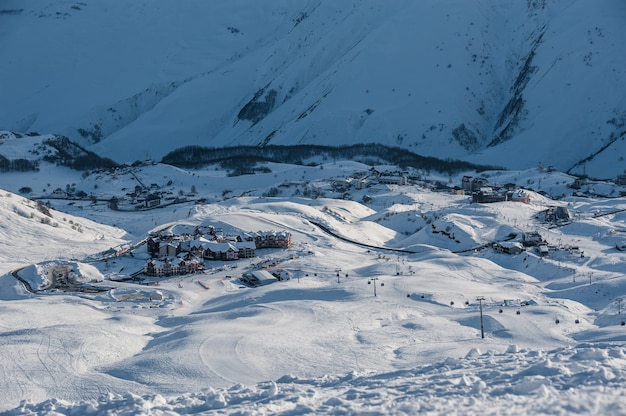 태양 하루에 눈 덮인 겨울 산입니다. 스키 리조트 Gudauri에서 조지아 코카서스 산맥