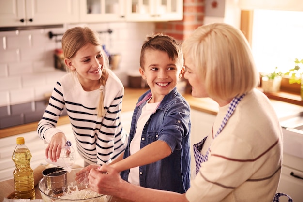 Tanto divertimento con la nonna in cucina