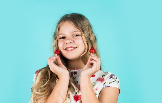 朝食にイチゴを食べるイチゴのとても甘い女の子夏の子供時代にベリーを食べる小さな子供ビタミンダイエットと有機食品のみのダイエットでいっぱいの瞬間の果物を楽しんでいます