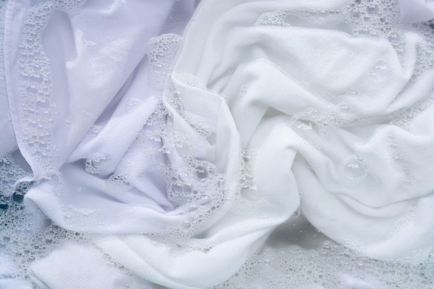 Soak white clothes in powder detergent water dissolution