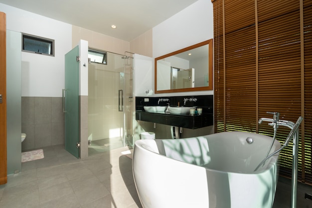 Photo soaking bathtub in modern bathroom