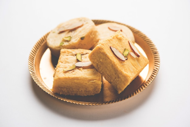 Soan Papdi of Son roll of Patisa, populair snoepje uit India