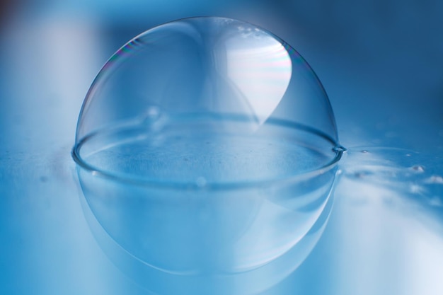 Мыльный пузырь крупным планом абстрактный фон голубой воды