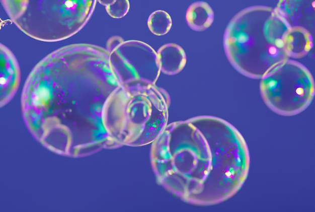 Мыльные пузыри на синем фоне