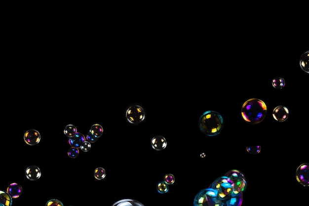 Мыльные пузыри, изолированные на черном фоне