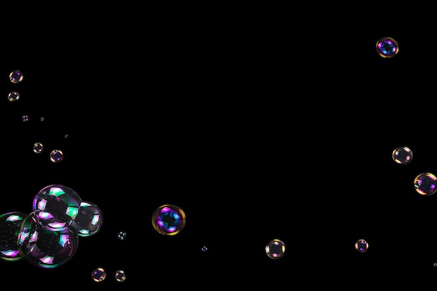 Фото Мыльные пузыри, изолированные на черном фоне