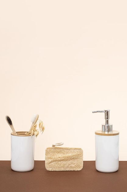 비누 디스펜서와 대나무 칫솔 제로 웨이스트 욕실 컨셉의 친환경 데일리 바디 케어 제품