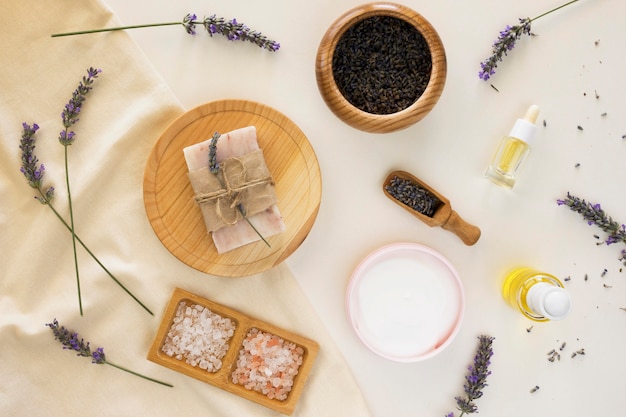 Foto cosmetici naturali di sapone e lavanda spa