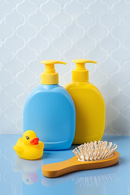 Бутылки с мылом или шампунем с милой уткой в ванной. Детские купальные принадлежности