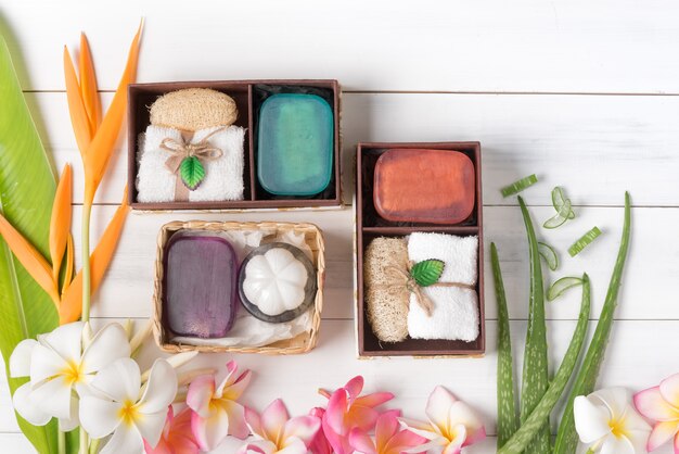 soap spa geschenkdoos op witte houten achtergrond