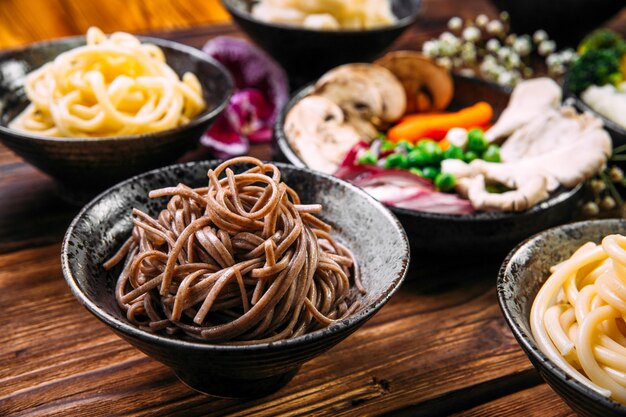 Soba japanse boekweitnoedels in een zwarte kom