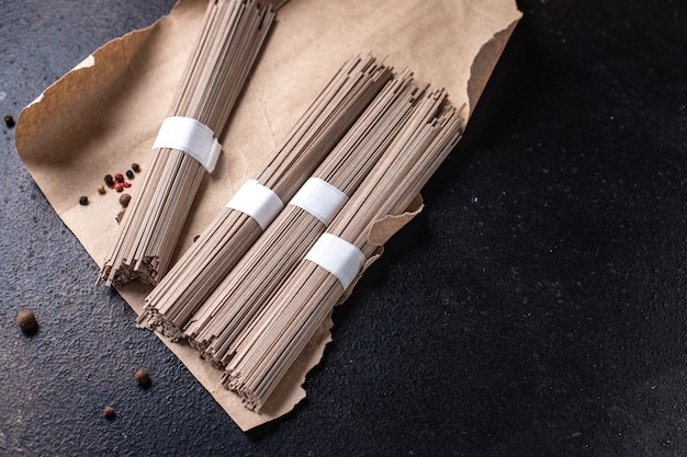 Soba noedels boekweit rauwe udon noedels klaar om te koken maaltijd snack op tafel kopieer ruimte voedsel