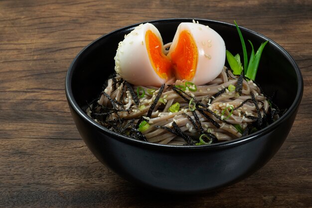 Soba-noedels met ei en shoyu-sojasaus