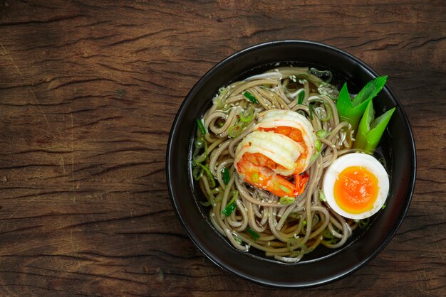 Soba-noedels met garnalen geserveerd met gekookt ei