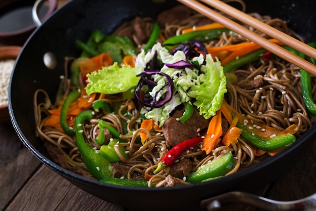 Soba-noedels met rundvlees, wortelen, uien en niet-scherpsmakende pepers