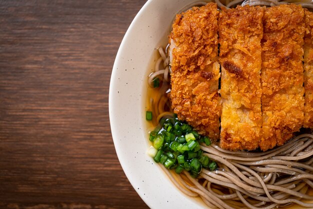 Soba ramen noodle met japans gebakken varkenskotelet