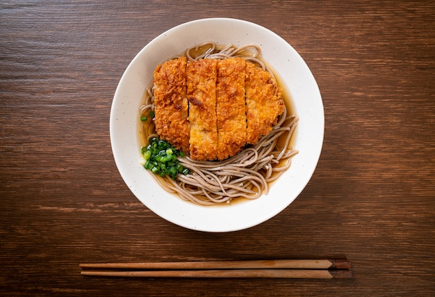 Soba ramen noodle met Japanse gebakken varkenskotelet (tonkatsu), Aziatisch eten