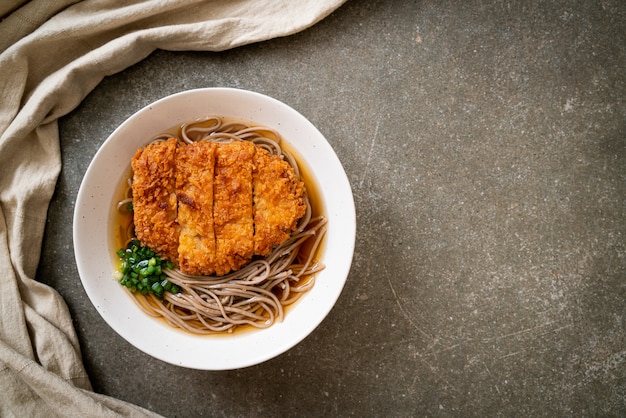 Soba ramen noodle met Japanse gebakken varkenskotelet (tonkatsu)