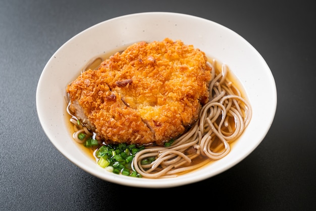 Soba ramen noodle met Japanse gebakken varkenskotelet (tonkatsu)