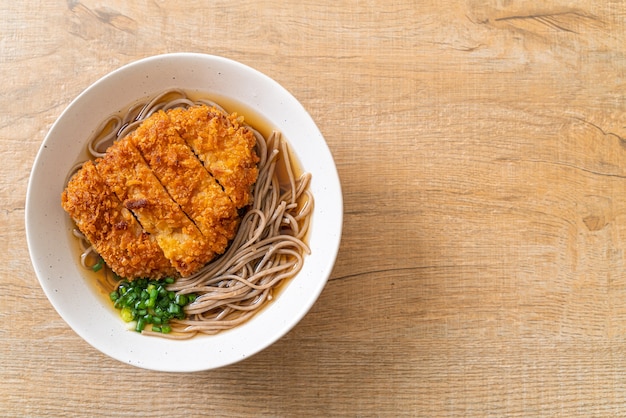 Tagliatella di ramen di soba con cotoletta di maiale fritta giapponese (tonkatsu) - stile di cibo asiatico