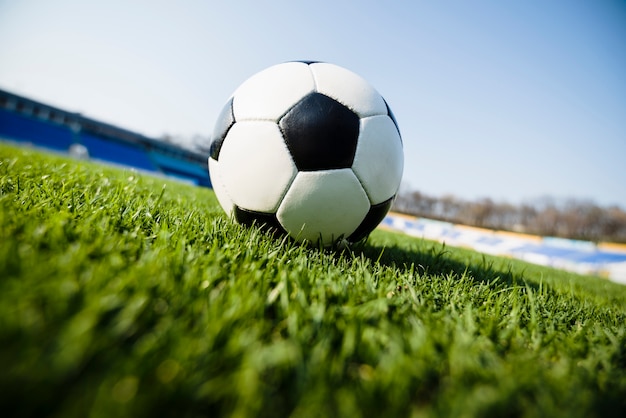 Pallone da calcio su sfondo di cielo