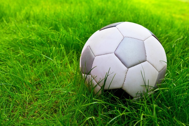 Photo soccer ball on the field in the grass closeup lifestyle