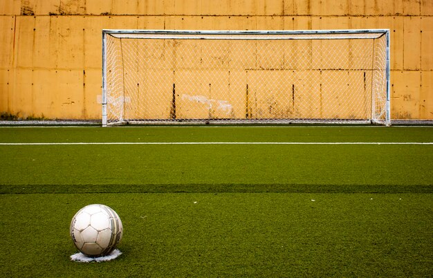 Foto palla da calcio sul campo