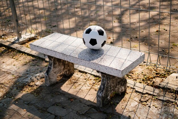 Foto palla da calcio sul pavimento