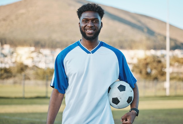 Foto pallone da calcio calciatore o ritratto di uomo di colore con sorriso nel gioco di allenamento sportivo o partita in campo felice fitness o orgoglioso atleta africano in pratica esercizio o allenamento sul campo in erba