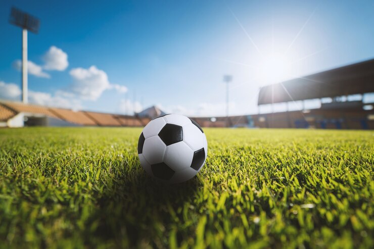 サッカースタジアムの草の上にサッカーボール