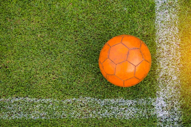 Photo soccer ball on the green field