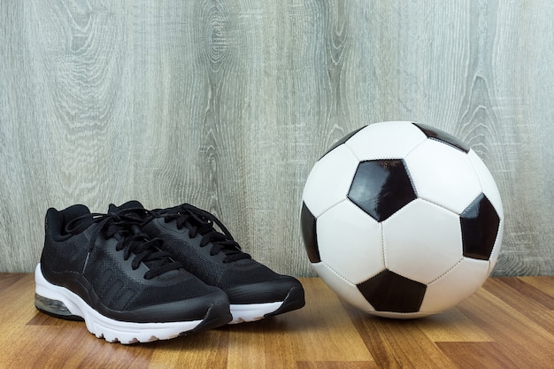 Foto pallone da calcio e scarpe da ginnastica