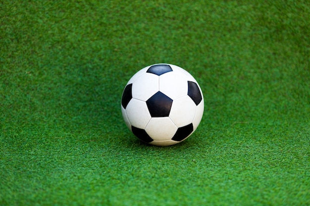 Photo soccer ball on soccer field