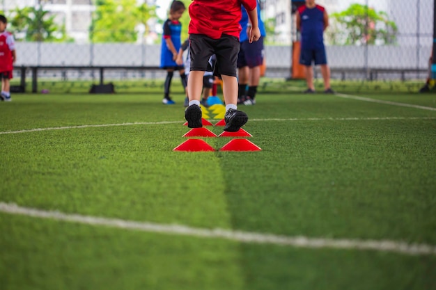 Фото Тактика футбольного мяча на травяном поле с барьером для обучения детей навыкам прыжка в футбольной академии