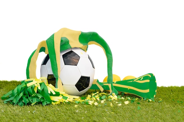 Foto pallone da calcio con cappello arlecchino e bomboniere verdi e gialle