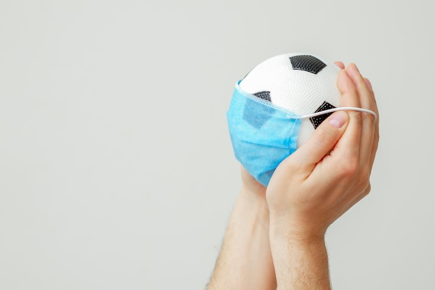 Футбольный мяч с медицинской маской