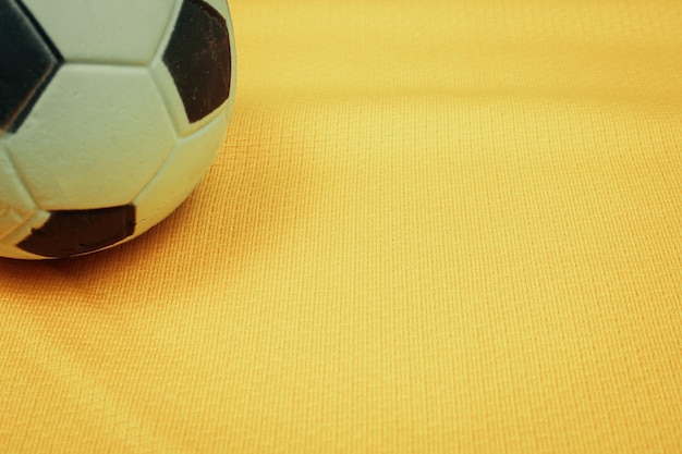 Футбольный мяч на желтом фоне для социальных сетей для текста