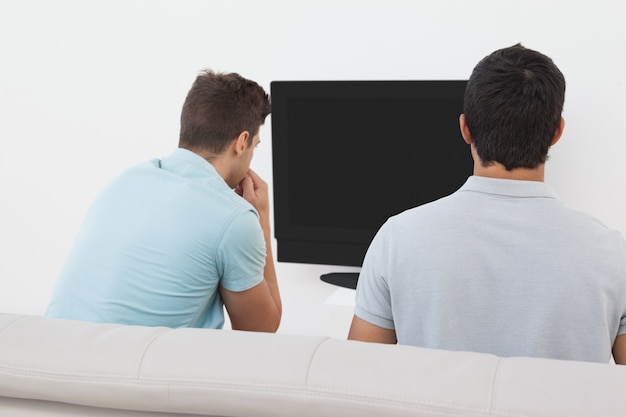 Foto fan di calcio guardando la tv